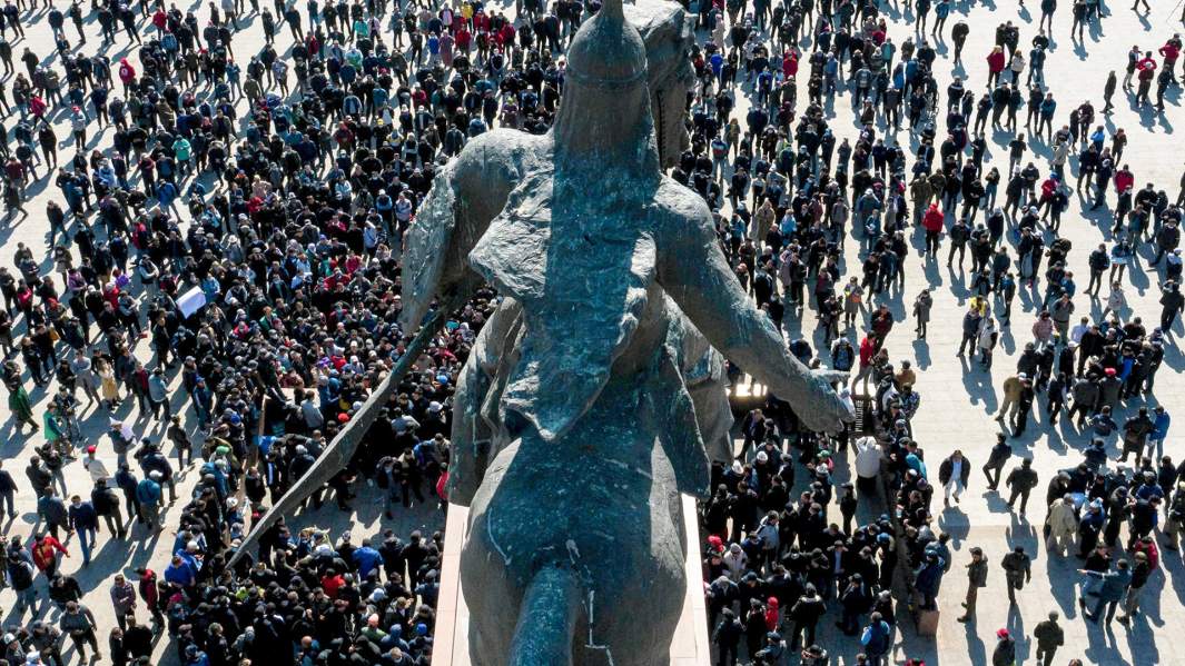 Участники акции протеста на центральной площади Ала-Тоо в Бишкеке