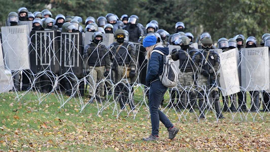 Сотрудники правоохранительных органов Белоруссии преградили путь участникам несанкционированной акции протеста «Партизанский марш» на улице в Минске