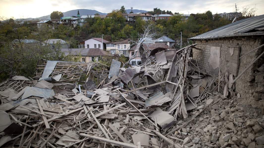 Дома, пострадавшие в результате обстрела Степанакерта