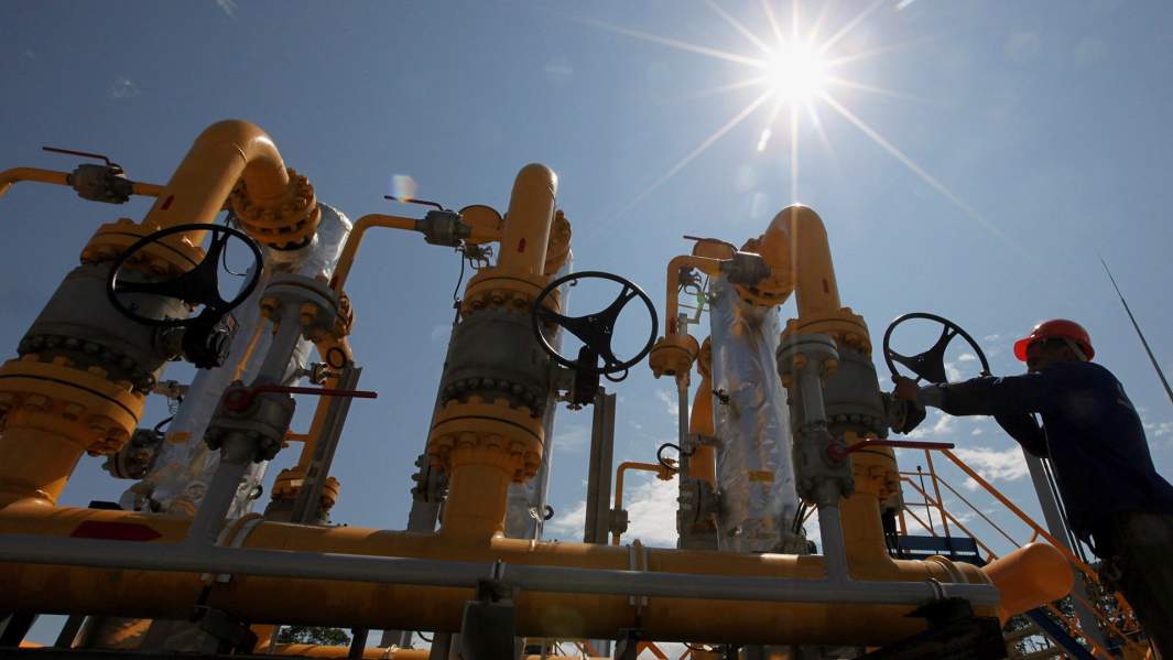 Рабочий у блока сепарационных установок