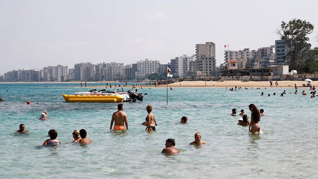 Отдыхающие на открытой части пляжа Вароши