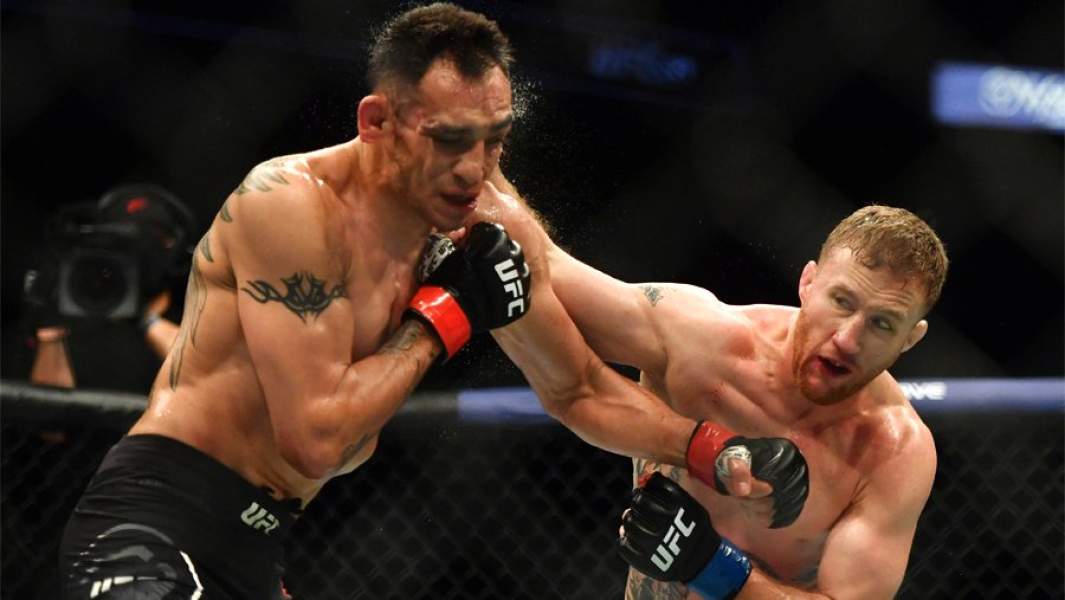 Тони Фергюсон и Джастин Гэтжи во время боя на UFC 249, 9 мая 2020 года