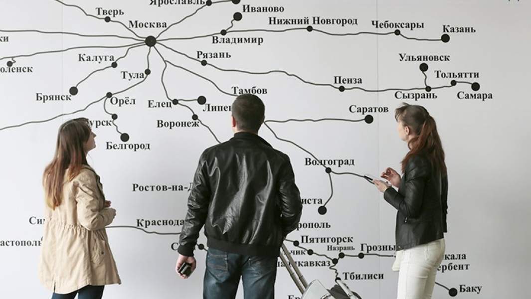 Пассажиры у схемы движения автобусов международного автовокзала