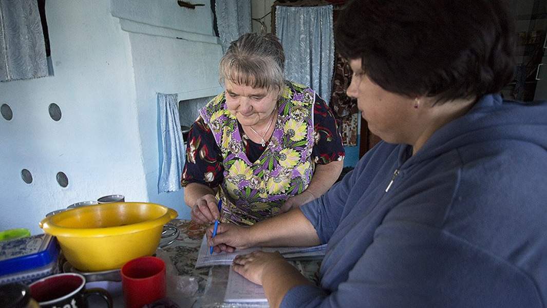 Бабушка издевается. Бабушка и сиделка лето. Винокурова Елена фёдоровна сиделка. Сиделка Мила Брянск. Сиделка в Таврическое Омской области.