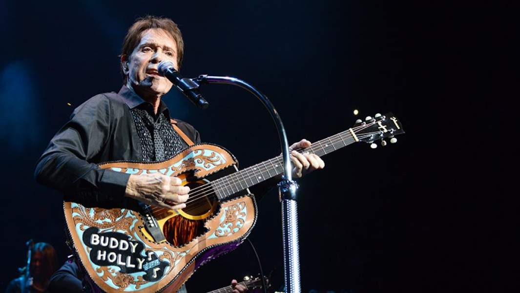 Клифф Ричард во время выступления 