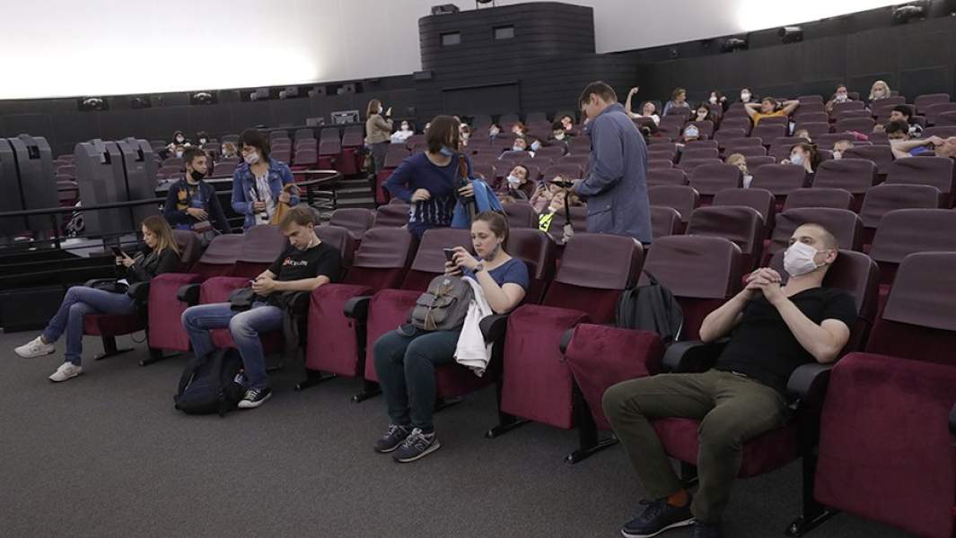 Посетители Московского планетария перед сеансом в 4D-кинотеатре