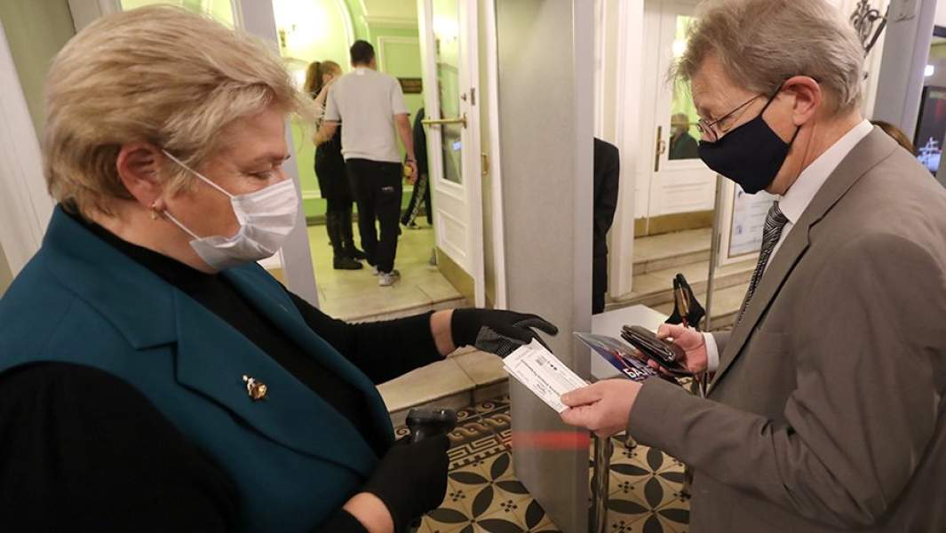 Билетер и зритель перед началом балета