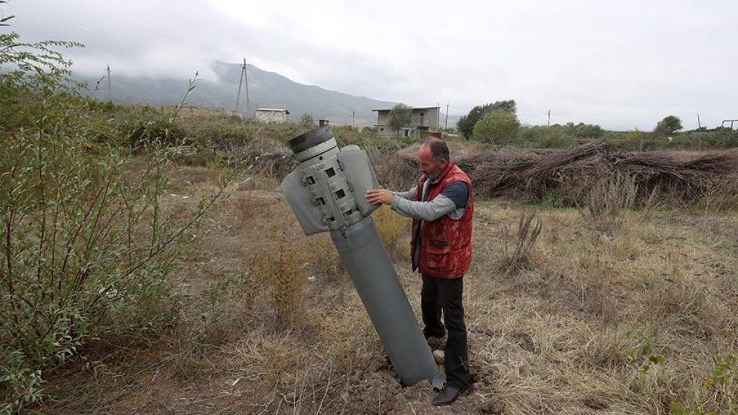 Снаряд на территории общины Иванян после обстрела со стороны Азербайджана