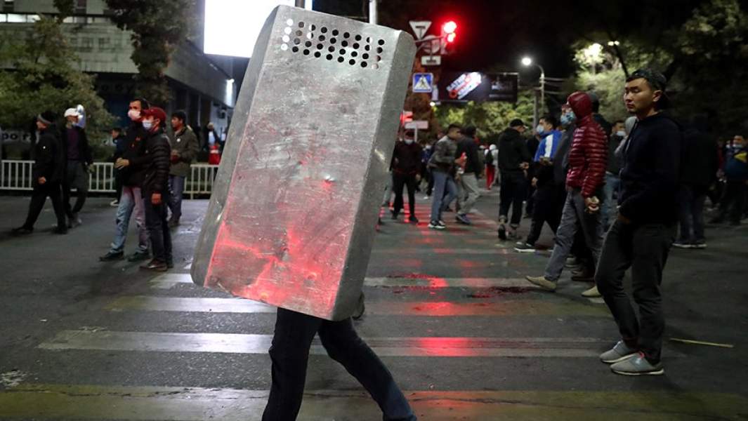 Протесты после парламентских выборов в Бишкеке переросли в беспорядки и столкновения с полицией. 5 октября 2020 года