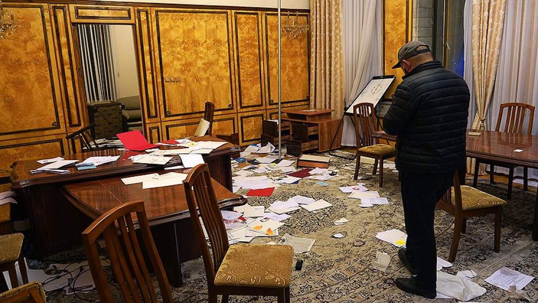 Протестующий в захваченном здании парламента страны