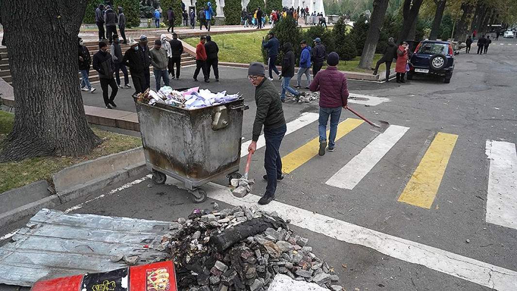 Горожане убирают мусор у здания парламента после ночного штурма