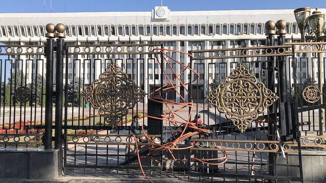 Укрепление ворот у Дома правительства Киргизии