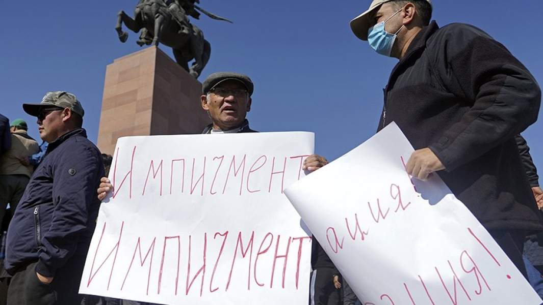 Протестующие против итогов парламентских выборов во время митинга на площади Ала-Тоо