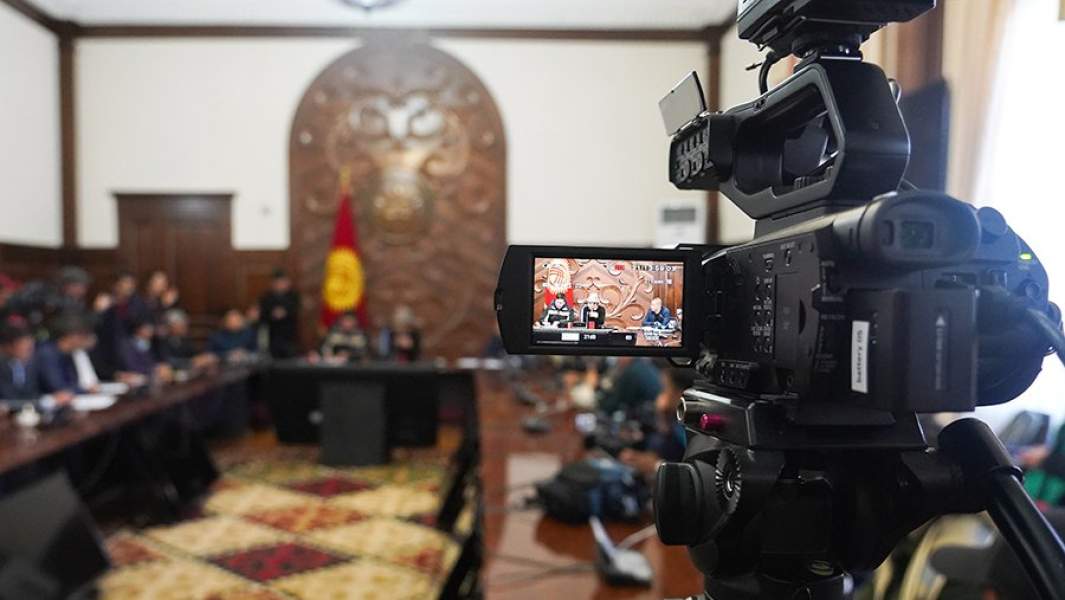 На заседании Народного координационного совета (НКС) Киргизии с участием лидеров 13 политических партий, собравшиеся для избрания нового премьер-министра в Доме правительства