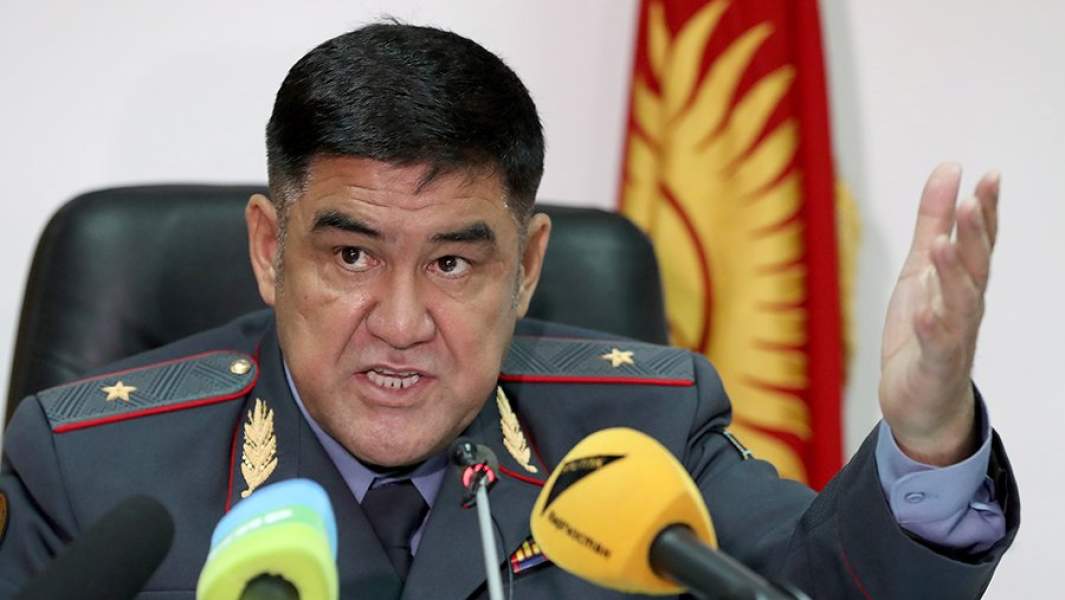 Исполняющий обязанности главы МВД Киргизии Курсан Асанов во время брифинга