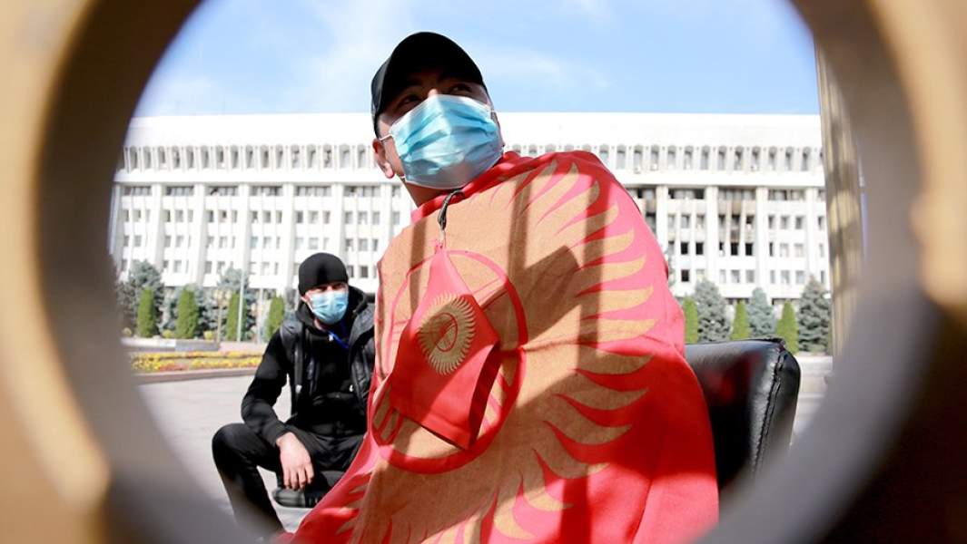 Протестующие у здания парламента Киргизии в Бишкеке