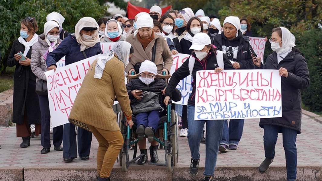 Участницы женского марша «Белый платок» за стабилизацию общественно-политической ситуации в стран