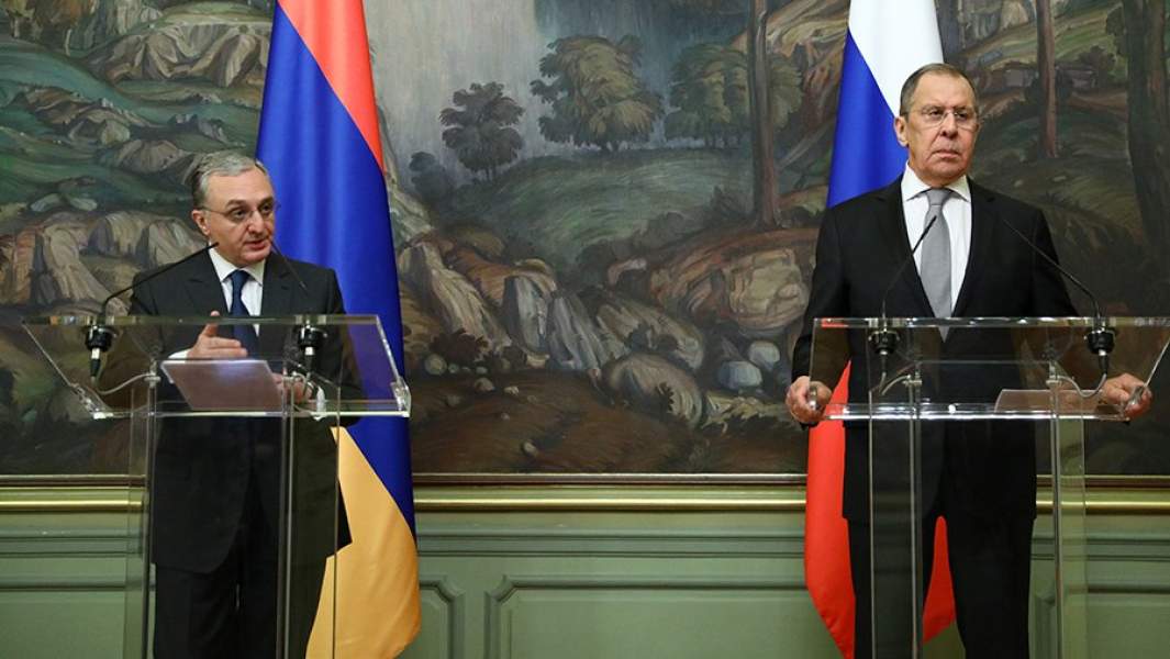 Глава МИД Армении Зограб Мнацаканян и глава МИД РФ Сергей Лавров (слева направо) во время пресс-конференции