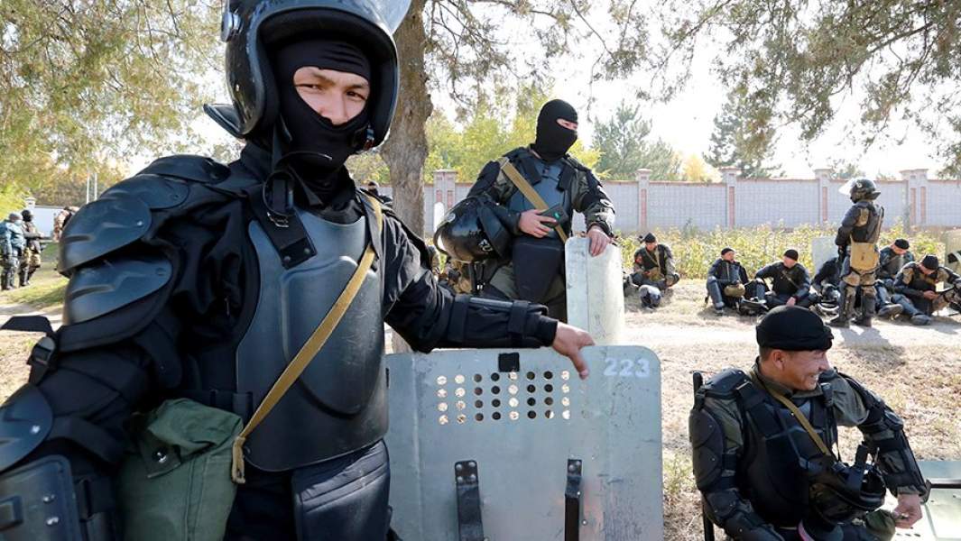 Сотрудники полиции у резиденции «Ала-Арча» после объявления об отставке президента Киргизии Сооронбая Жээнбекова. 15 октяря 2020 года