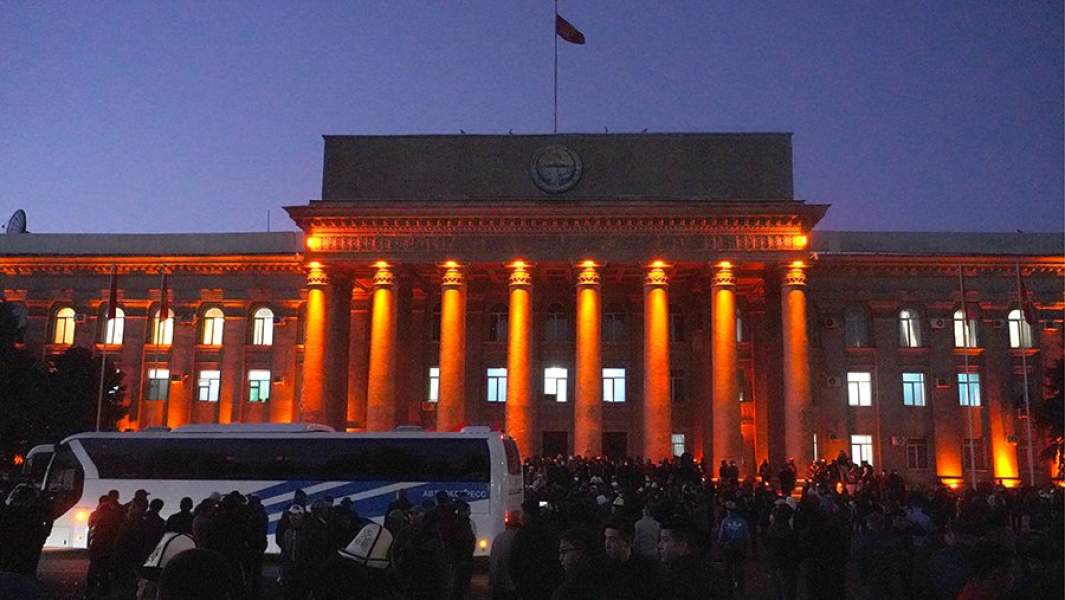 Сторонники премьер-министра Киргизии Садыра Жапарова во время митинга у дома правительства Киргизии, Бишкек