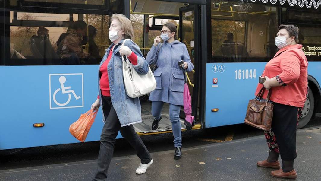 орожане на автобусной остановке в период пандемии коронавируса