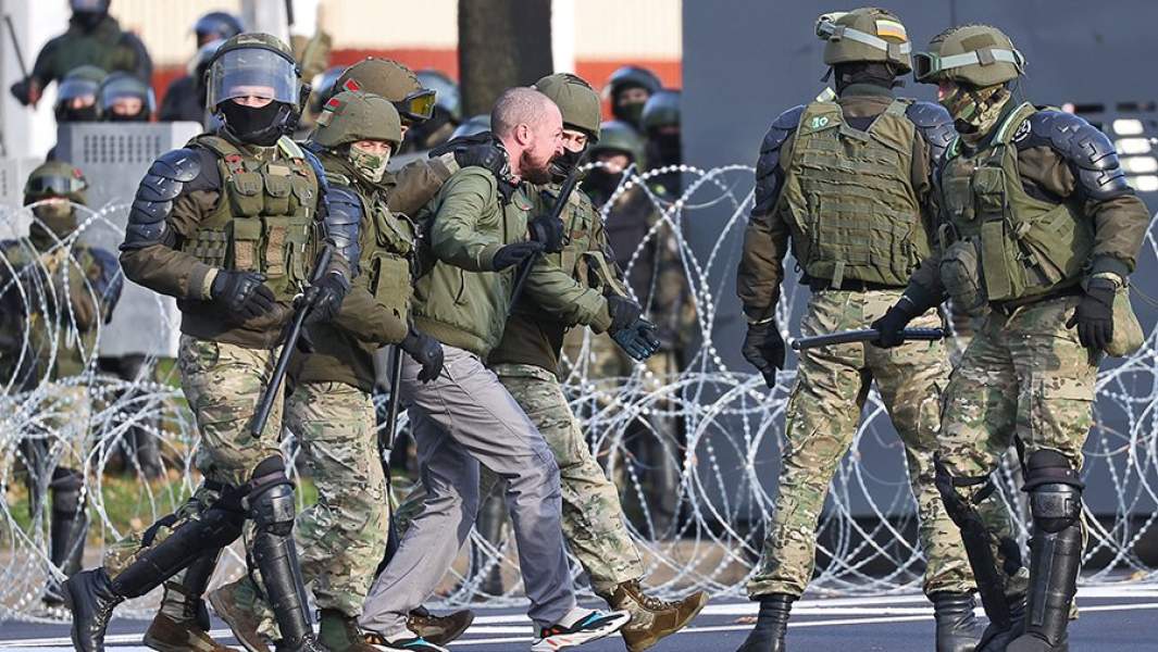 Сотрудники правоохранительных органов задерживают участника несанкционированного марша оппозиции на Партизанском проспекте в Минске