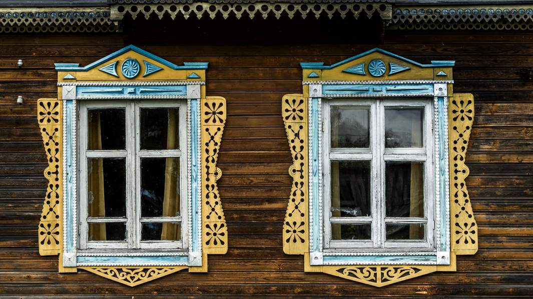 резные наличники на окнах