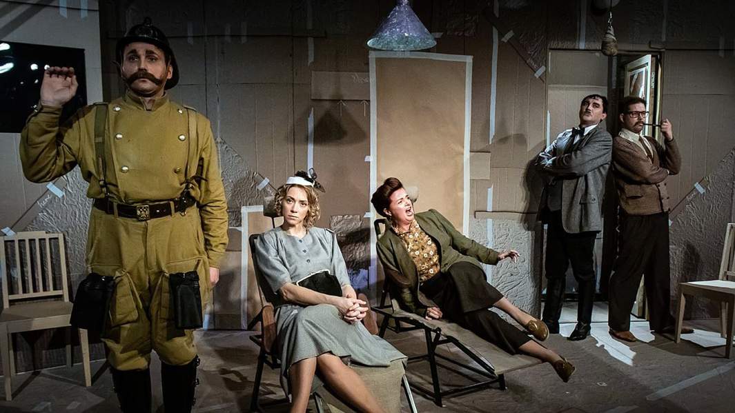 Сцена из спектакля «Лысая певица»