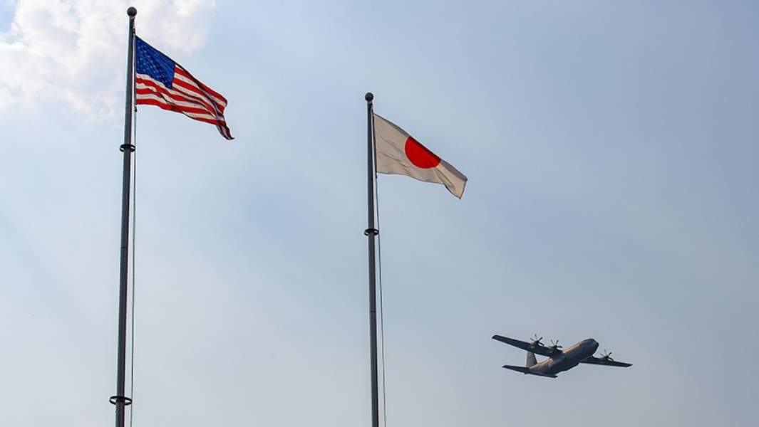 Флаги Японии и США 