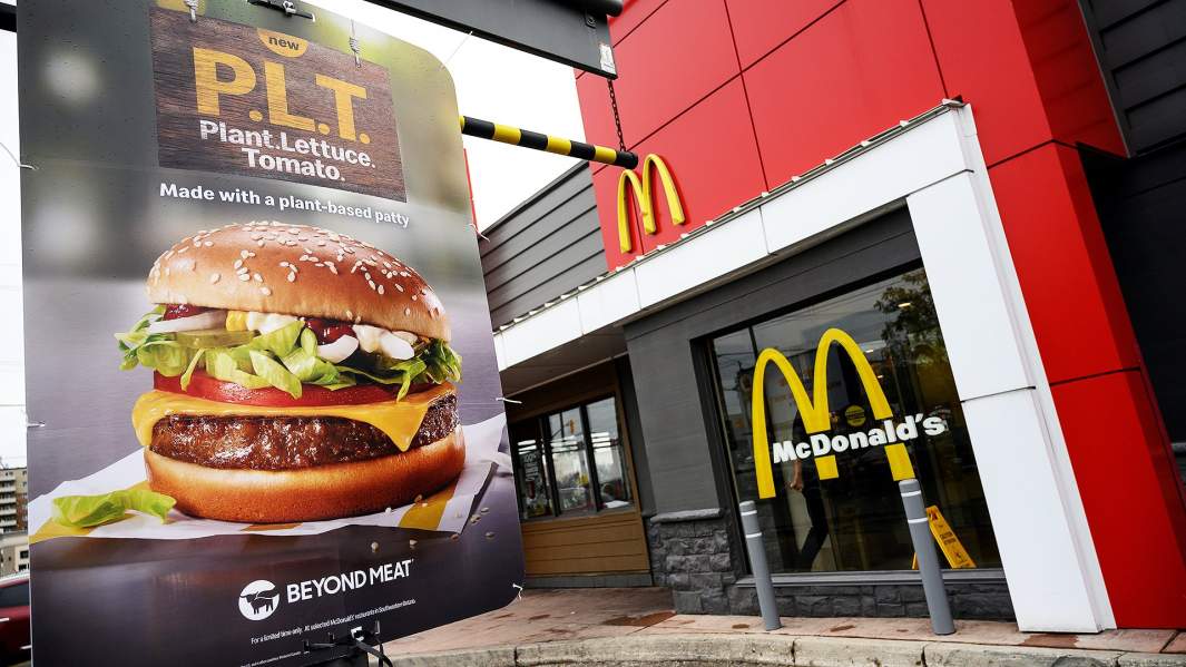 Щит, рекламирующий бургер с растительной котлетой от Beyond Meat