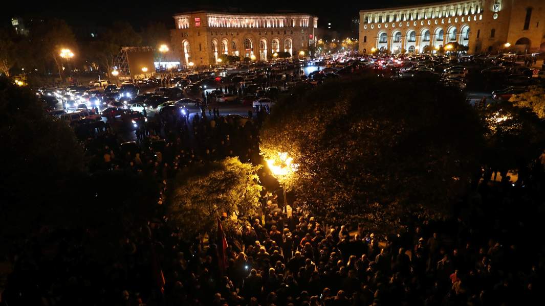 Толпа протестующих возле Дома правительства в Армении