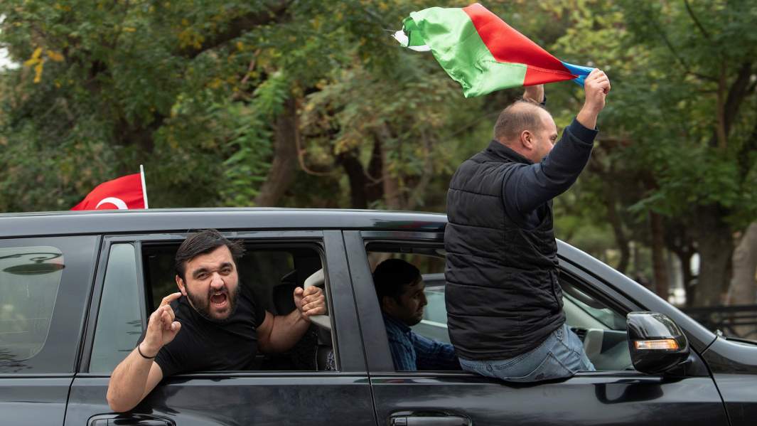 Люди празднуют подписания соглашения о прекращении военного конфликта из-за Нагорного Карабаха