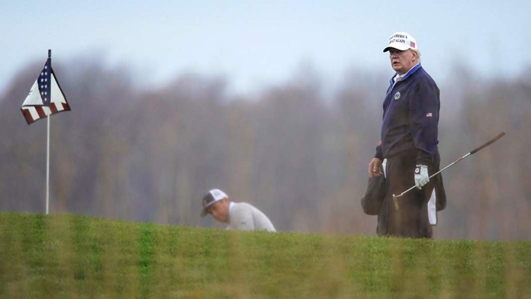 Дональд Трамп играет в гольф в Стирлинге, штат Вирджиния
