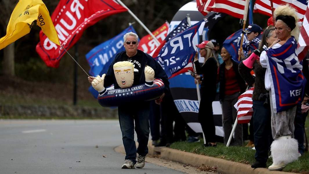 Сторонники Дональда Трампа около гольф-клуба в Стирлинге, штат Вирджиния