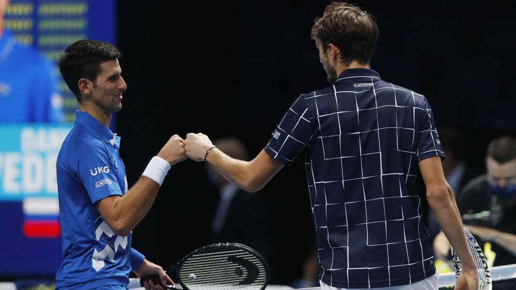 Даниил Медведев с Новаком Джоковичем после победы в матче группового этапа
