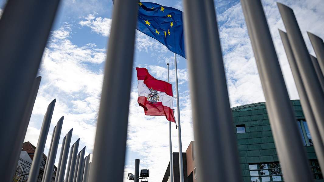 Приспущенный флаг Австрии у посольства страны в Берлине