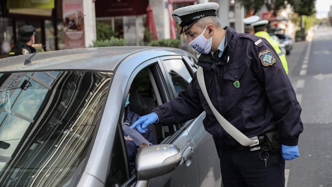 Полиция проверяет соблюдение мер изоляции в Афинах