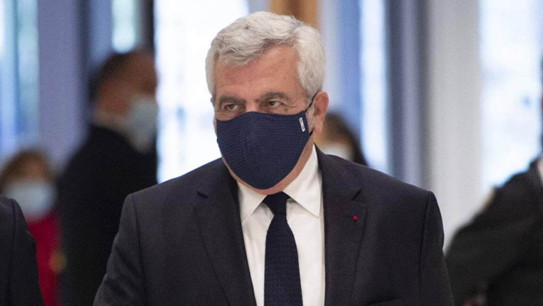 Бывший адвокат Николя Саркози Тьерри Эрзог в здании суда в Париже