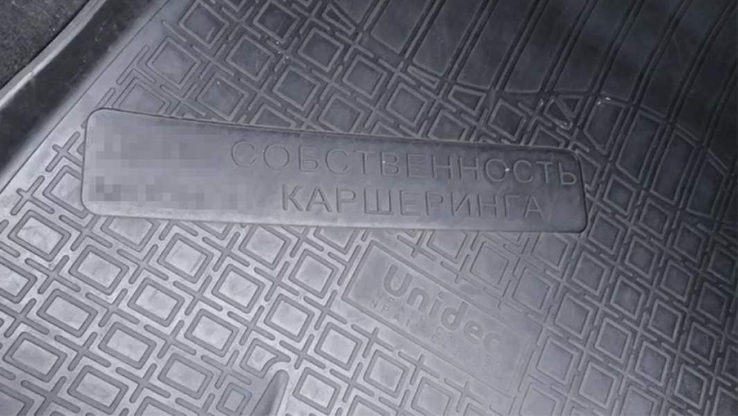 Коврик в автомобиле одного из операторов каршеринга