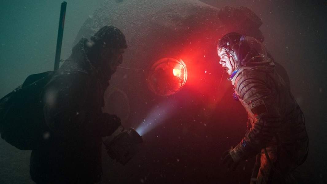 Актер Петр Федоров (справа) в фильме «Спутник»