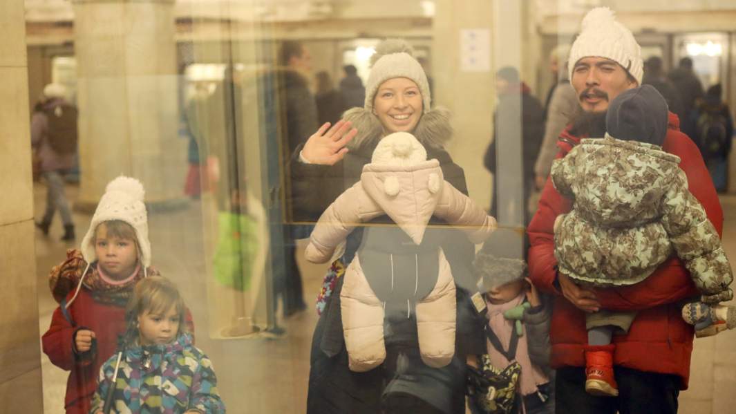 Многодетная семья в метро.
