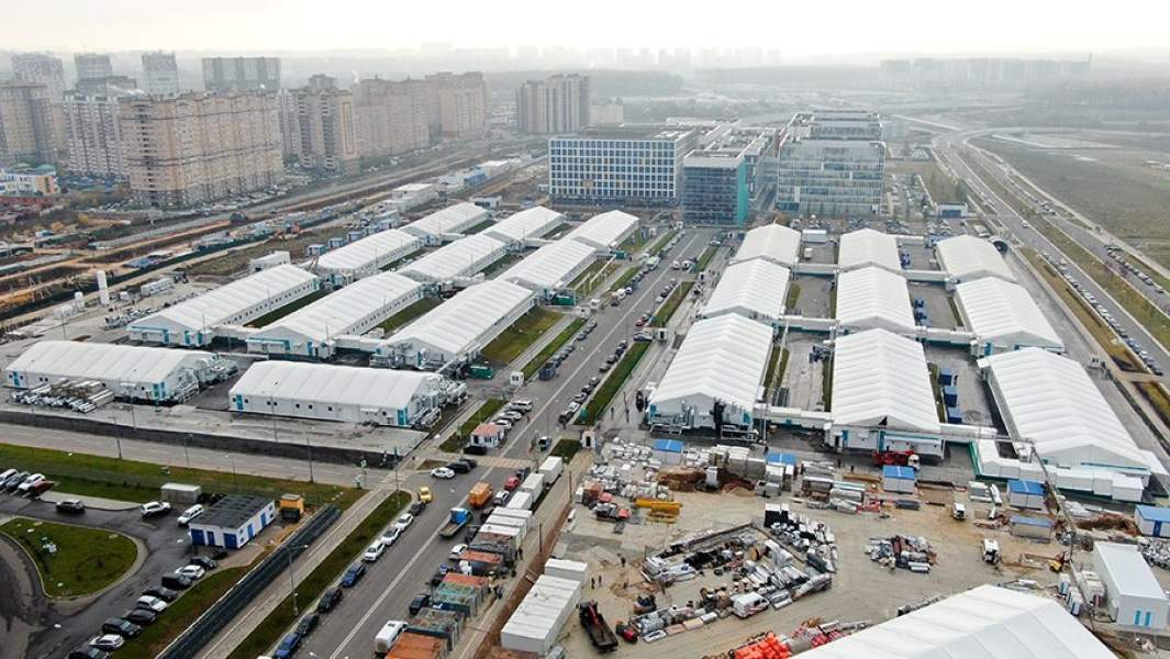 Вид с квадрокоптера на резервный коронавирусный госпиталь, развернутый на территории медицинского комплекса в Коммунарке
