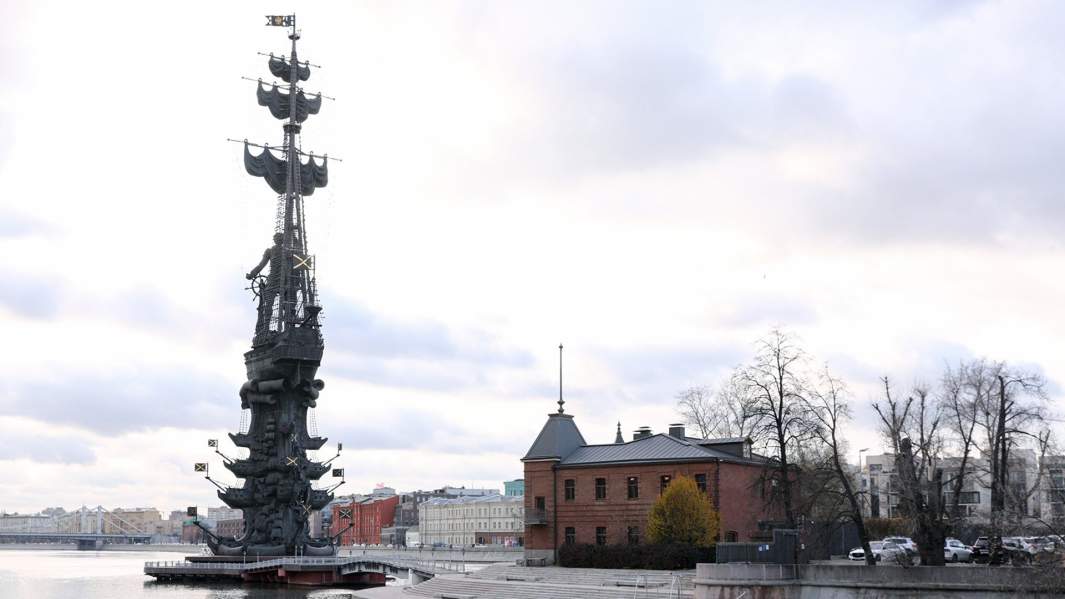 Памятник Петру I на Крымской набережной