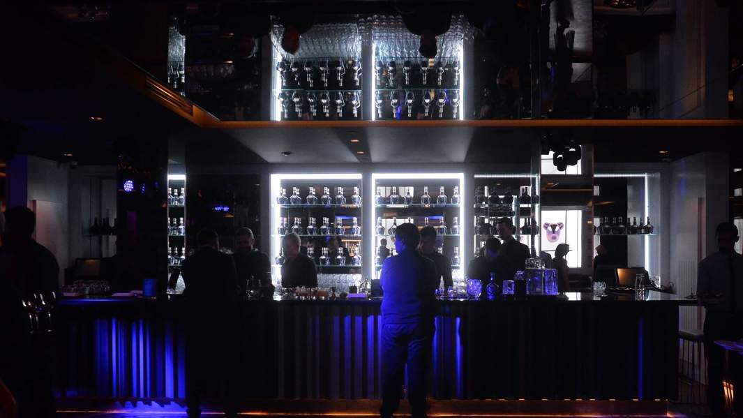 Танц-фолл: диджеи и бармены не могут найти работу