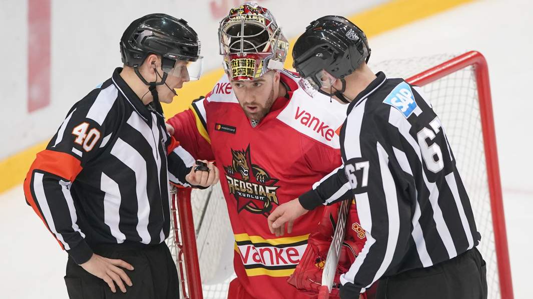 Вратарь ХК «Куньлунь» Джереми Смит (в центре) в матче регулярного чемпионата Континентальной хоккейной лиги между ХК «Куньлунь» (Китай, Пекин) и ПХК ЦСКА (Россия, Москва)