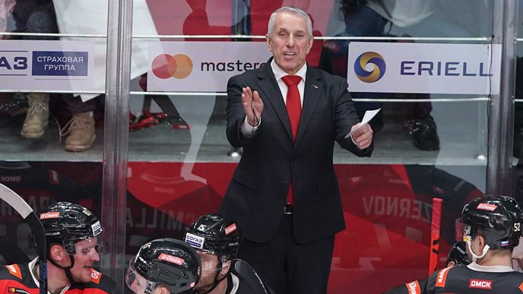 Главный тренер ХК «Авангард» Боб Хартли