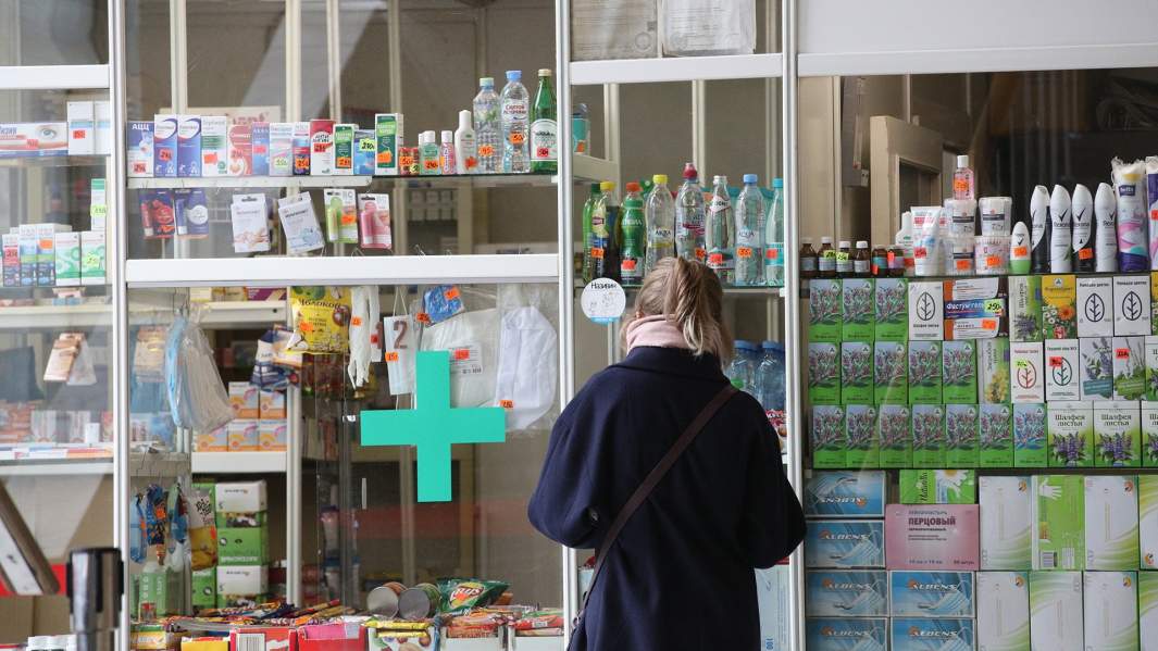 Девушка в аптеке