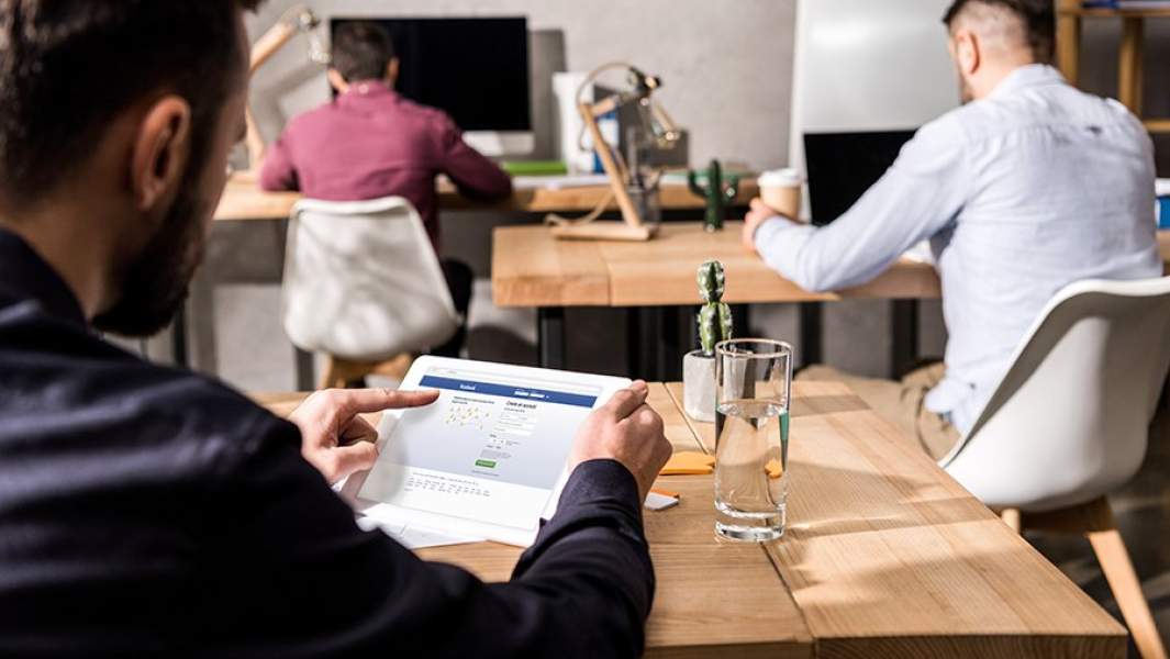 Работник пользуется соцсетью в офисе