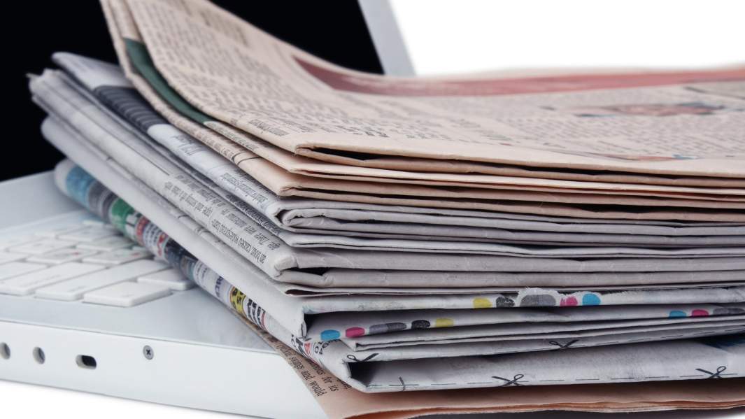 Ноутбук и газеты