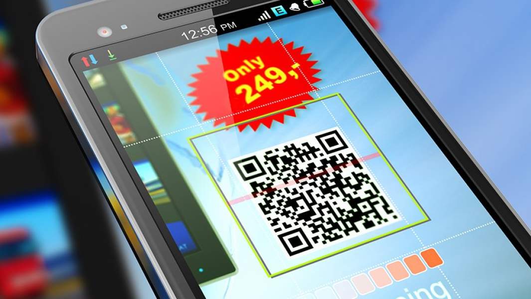 Знак распродажи с QR-кодом на экране планшета